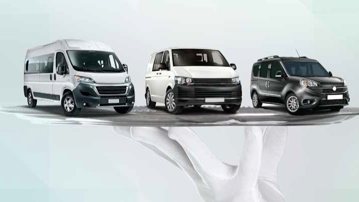 3 tane minibüs yan yana duruyor